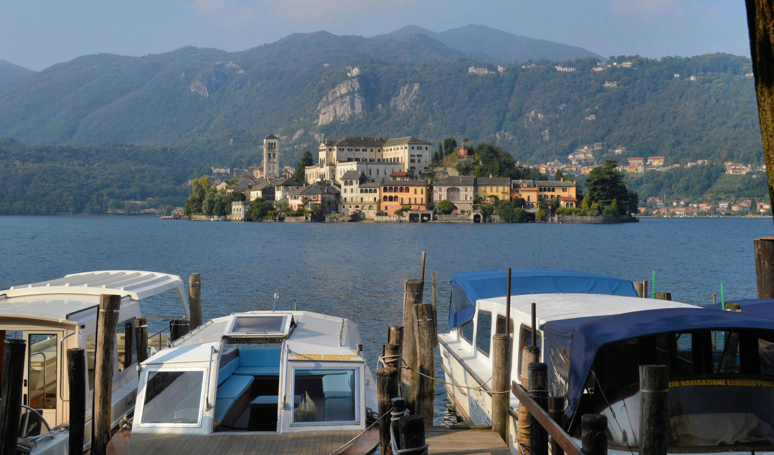 Middelalderbyen Orta San Giulio ved Ortasøen i Piemonte