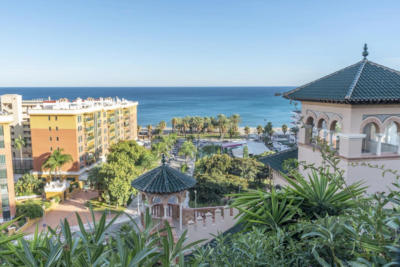 Klassisk bybebyggelse i Torremolinos, med utsikt utover Middelhavet og en skyfri himmel