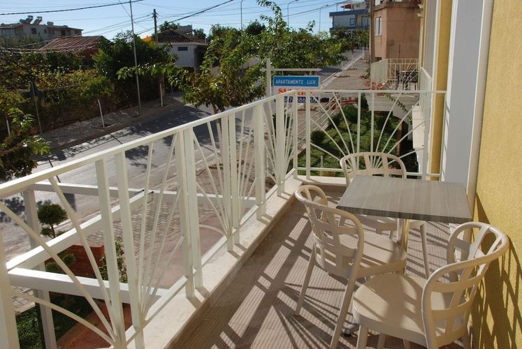 Sunrise Luxury Apartments tilbyr moderne ferieleiligheter med balkonger i Saranda, Albania.