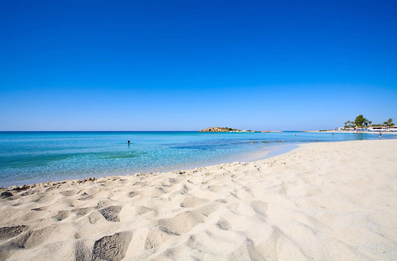 Den fantastiske hvite, langgrunne stranden Nissi Beach i Ayia Napa på Kypros