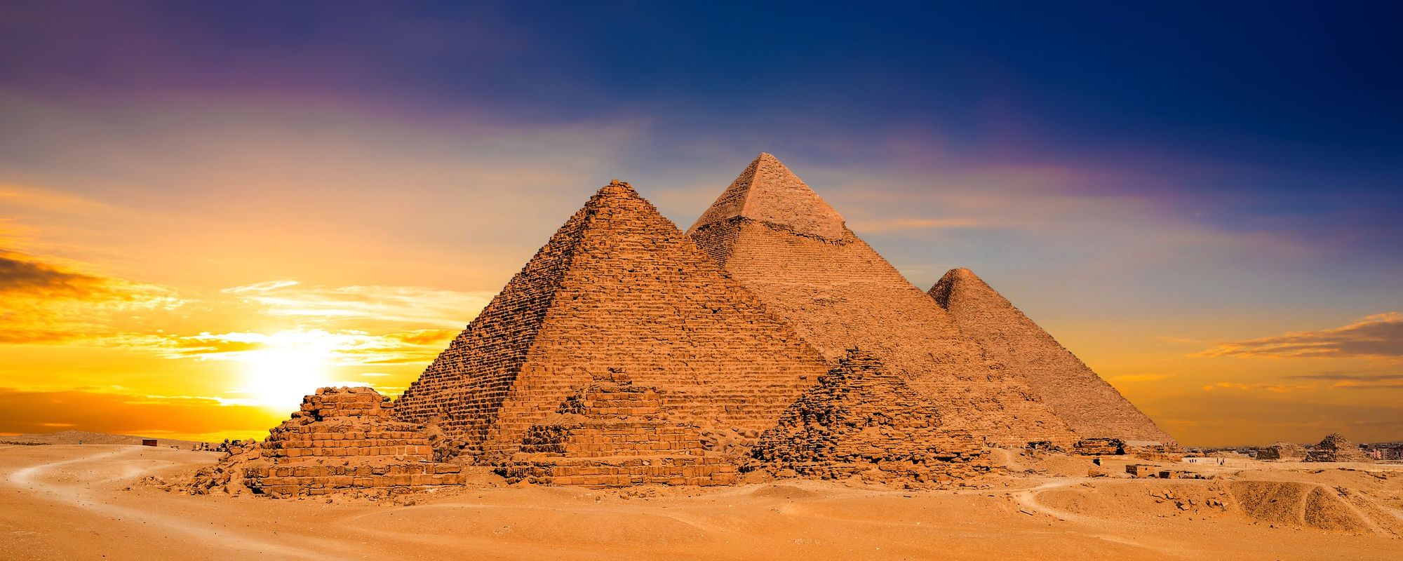 Solnedgang ved pyramiderne i Kairo i Egypten