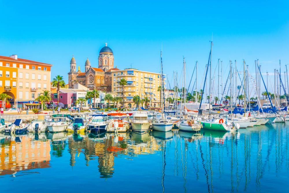 Utsikt over havnen i Saint-Raphael på den franske riviera i Frankrike
