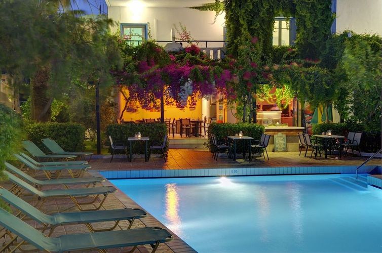 Kveldslys over bassenget og baren på Costas & Chrysoula i Plakias