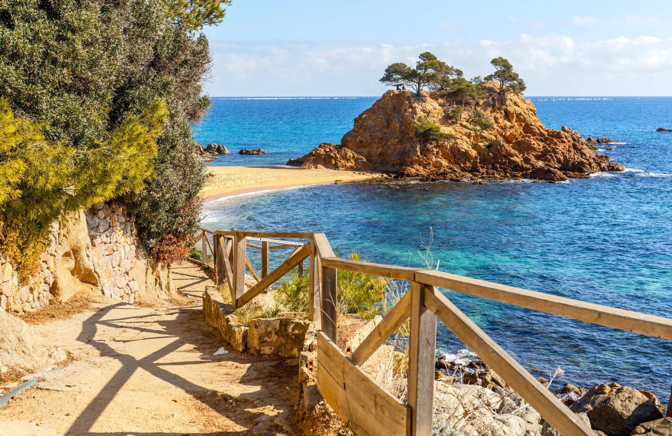 Utsikt over det krystallklare havet og en liten, idyllisk strand i Platja d´Aro på Costa Brava