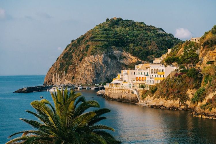 Nyt den vakre havutsikten fra terrassene på Miramare Sea Resort & Spa i Sant'Angelo på Ischia.