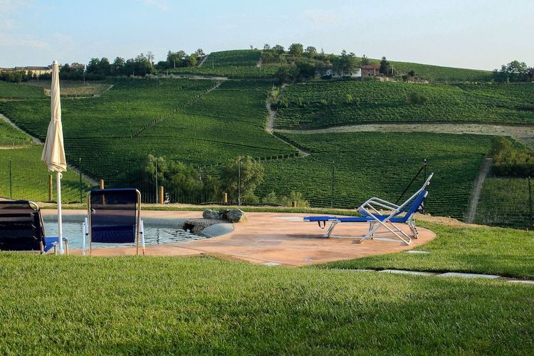 Ca dei Curra er et trivelig lite B&B som ligger omgitt av det vakre vinlandskapet i Piemonte i Nord-Italia.