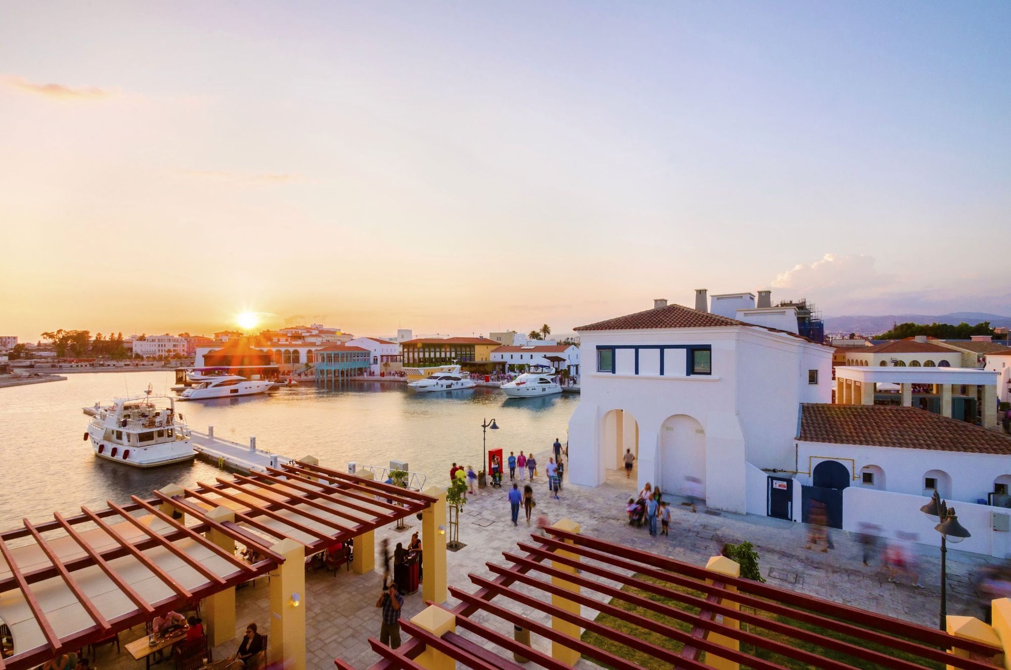 Solnedgang over havnen med småbåter i Limassol på Kypros