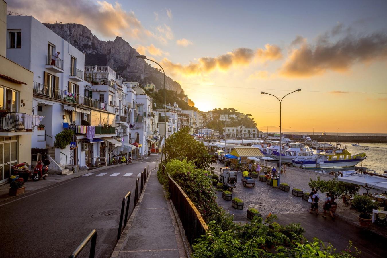 Båtene legger til i Marina Grande på Capri