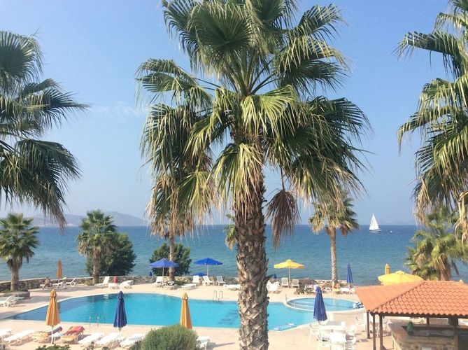 Nyt havutsikten fra bassengområdet på leilighetshotellet Irina Beach Hotel i Tigaki på Kos, Hellas.