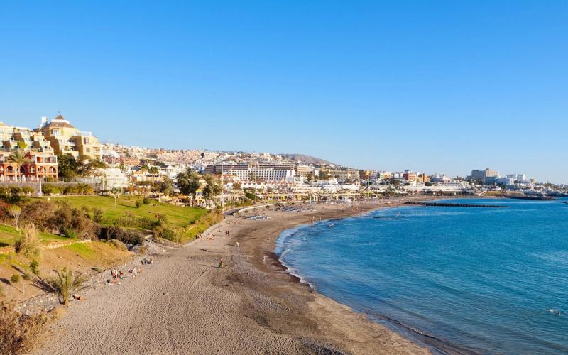 Utsikt over stranden og byen Costa Adeje på Tenerife, Kanariøyene