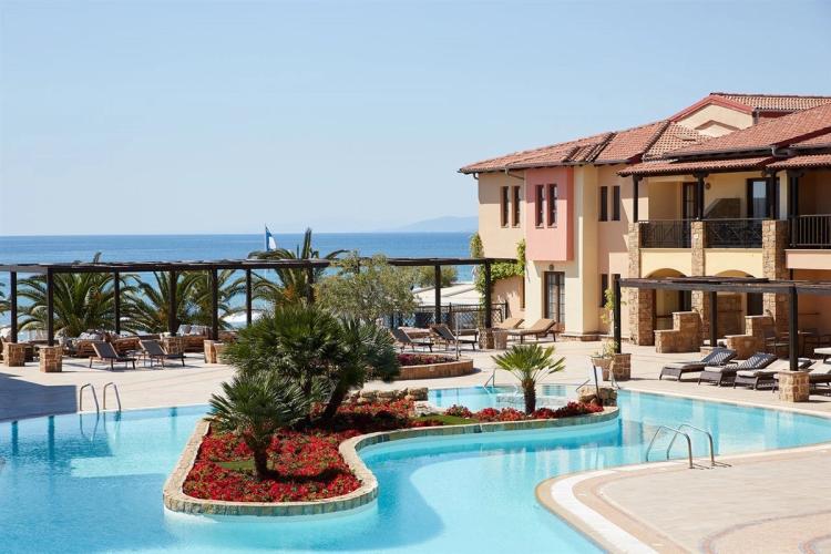 Anthemus Sea Beach Hotel & Spa ligger vid havet på Halkidiki i Grekland och har flera lagunformade pooler.