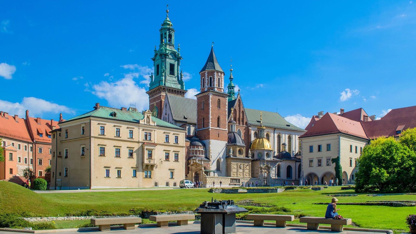 Bilden visar Wawel-slottet i Krakow, med en vacker park framför 