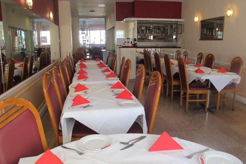 OYO Bostons Manor Hotel - Image 5