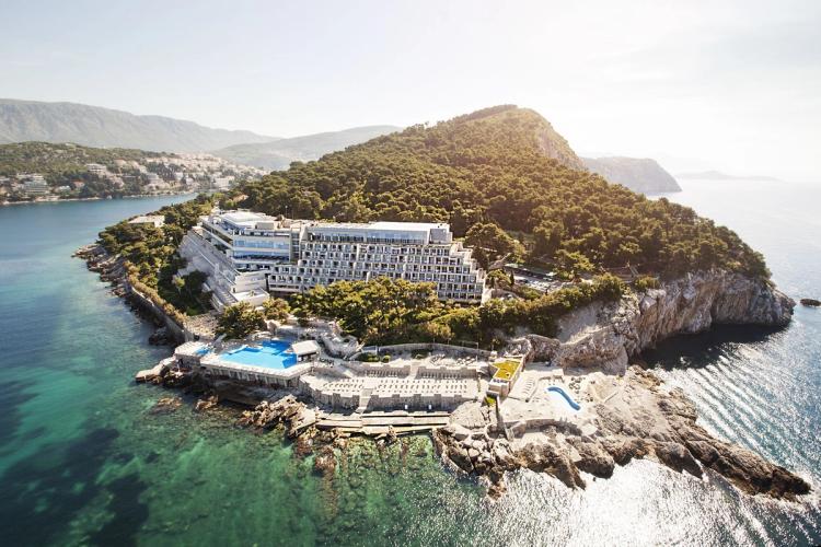 Dubrovnik Palace har en fantastisk beliggenhet på sitt eget steinete landskap med direkte tilgang til havet og øygruppen med det krystallklare vannet