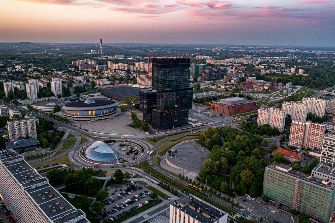 Billedet viser den mere moderne del af Katowice centrum. Her ses et højhus i midten af billedet, omgivet af koncertsale, et sportsstadion, boligblokke og trafik.