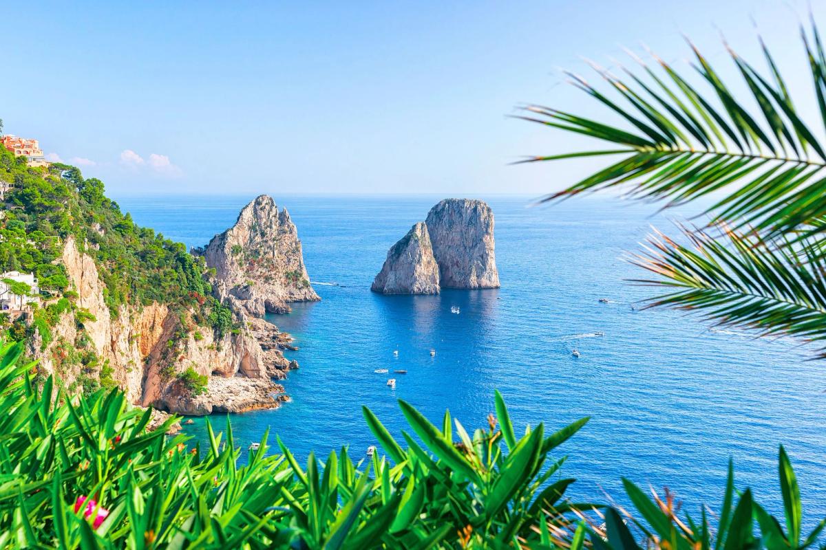 Bilden visar en vy från ön Capri, med klippor i havet, längs Amalfikusten i Italien