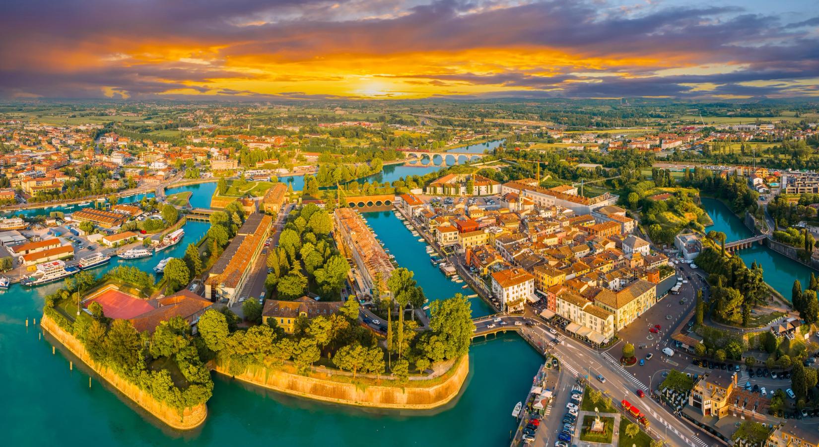 Panoramautsikt over gamlebyen på øya i Mincio-elva i Peschiera del Garda ved Gardasjøen