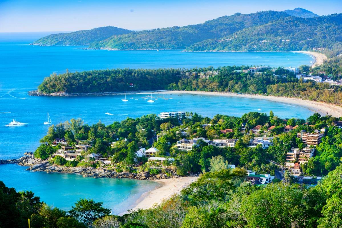 Utsikt over Patong, Kata og Karon beach på Phuket i Thailand