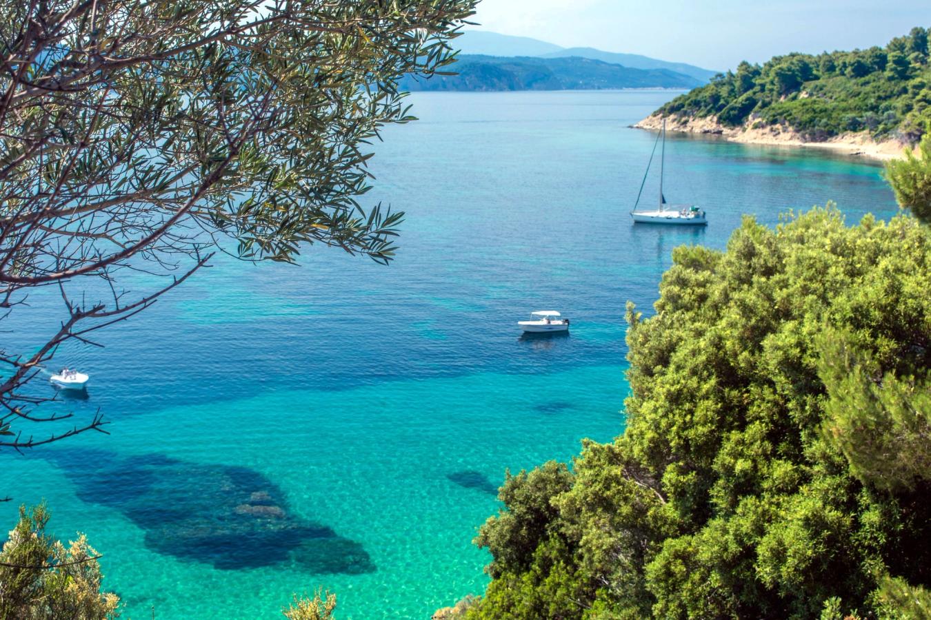 Utsikt över det kristallklara Egeiska havet på Skiathos