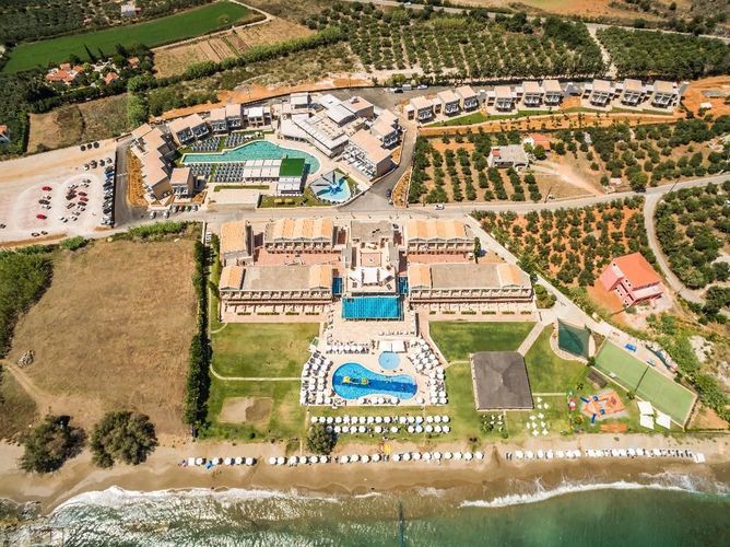 Kiani Beach Resort ligger på stranden på Kreta og er et hotell for hele familien.