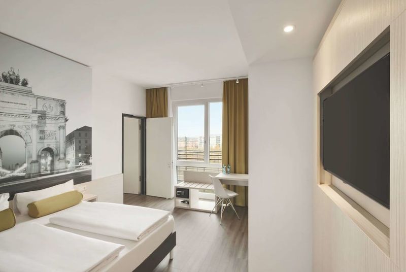 Super 8 by Wyndham Hamburg Mitte - Image 10