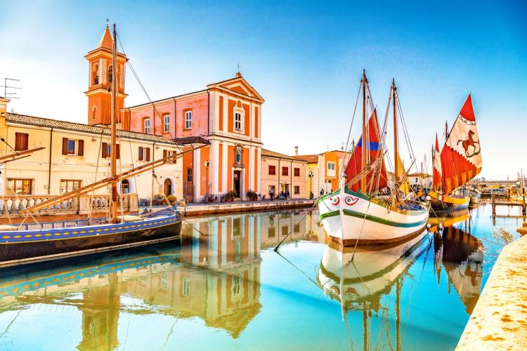 Fargerike seilbåter og hus i Cesenatico i regionen Emilia-Romagna i Italia