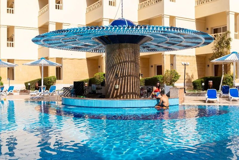 AMC Royal Hotel & Spa - Image 5