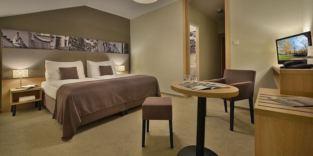 Three Crowns Hotel - Image 6