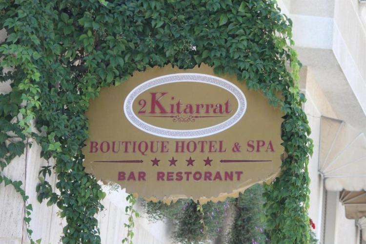 Hotel 2 Kitarrat Boutique & Spa har en flott beliggenhet nær sjøen i Durres, Albania.