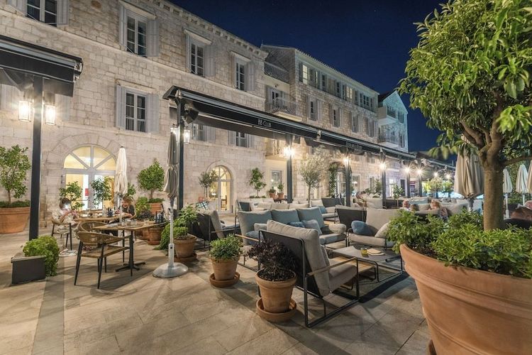 Riva Marina Hvar Hotel ligger vakkert til ved Hvars havn og tilbyr en fin terrasse med utsikt.