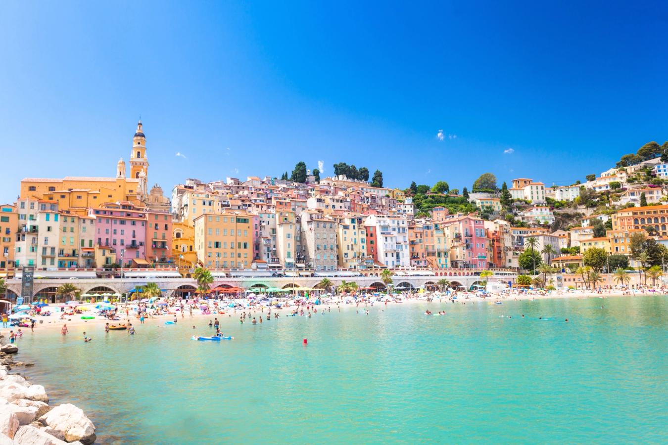 Deilig strand og fargerike hus i Menton på den franske riviera