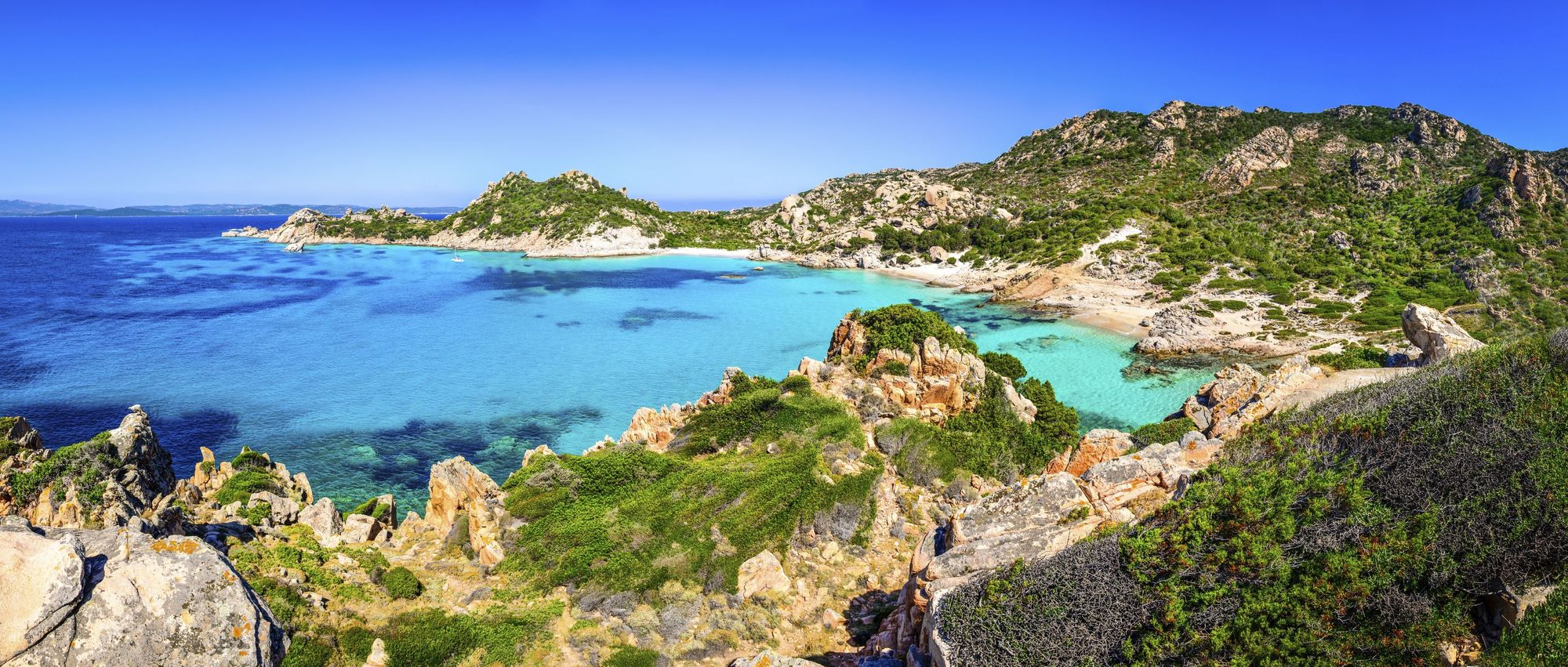 Utsikt över den vackra naturparken Maddalena på Sardinien, med azurblått hav, klippor, stränder och vacker natur