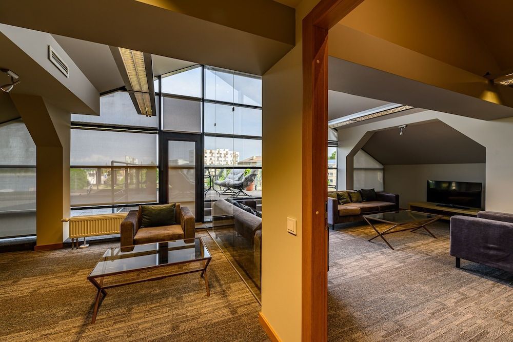 Promenade Hotel - Image 10