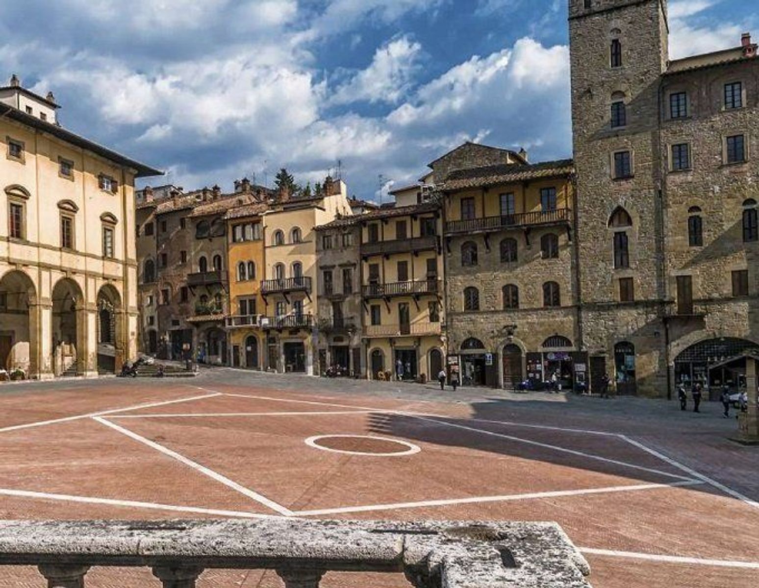 Torvet i middelalderbyen Arezzo i Toscana, Italien