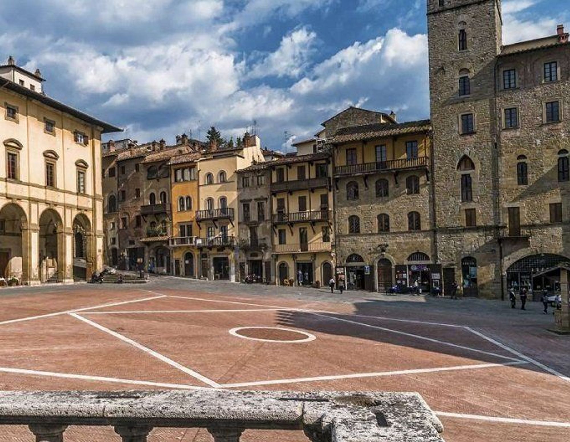 Torvet i middelalderbyen Arezzo i Toscana, Italien 