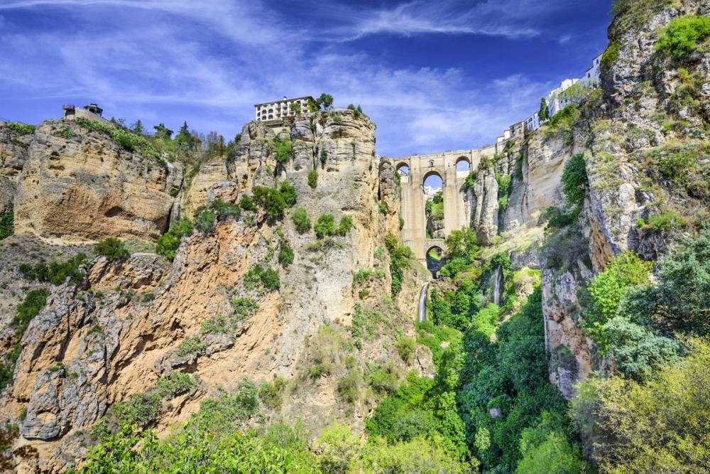 Utsikt til Puente Nuevo broen over El Tajo kløften i fjellbyen Ronda i Andalucia i Spania