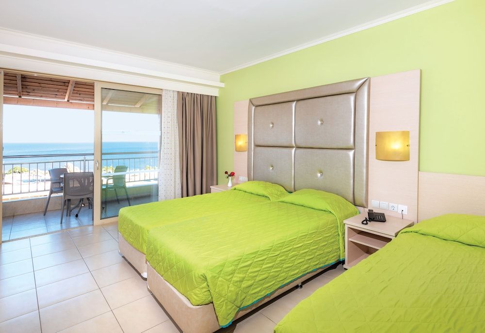 Grand Blue Beach Hotel - Image 9