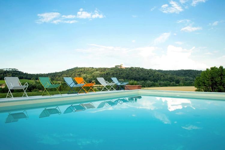 På Boccioleto Resort & Spa i Toscana kan du nyte vakker utsikt fra bassengområdet.