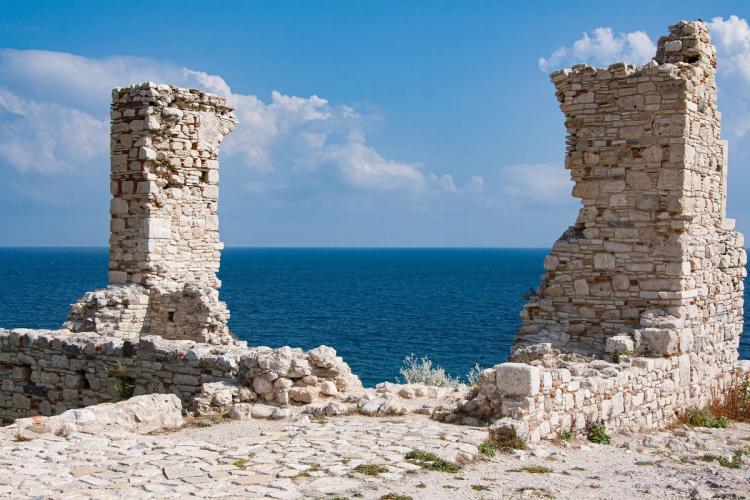 Antikke ruiner og udsigt over det blå hav i Pythagorion på Samos, Grækenland