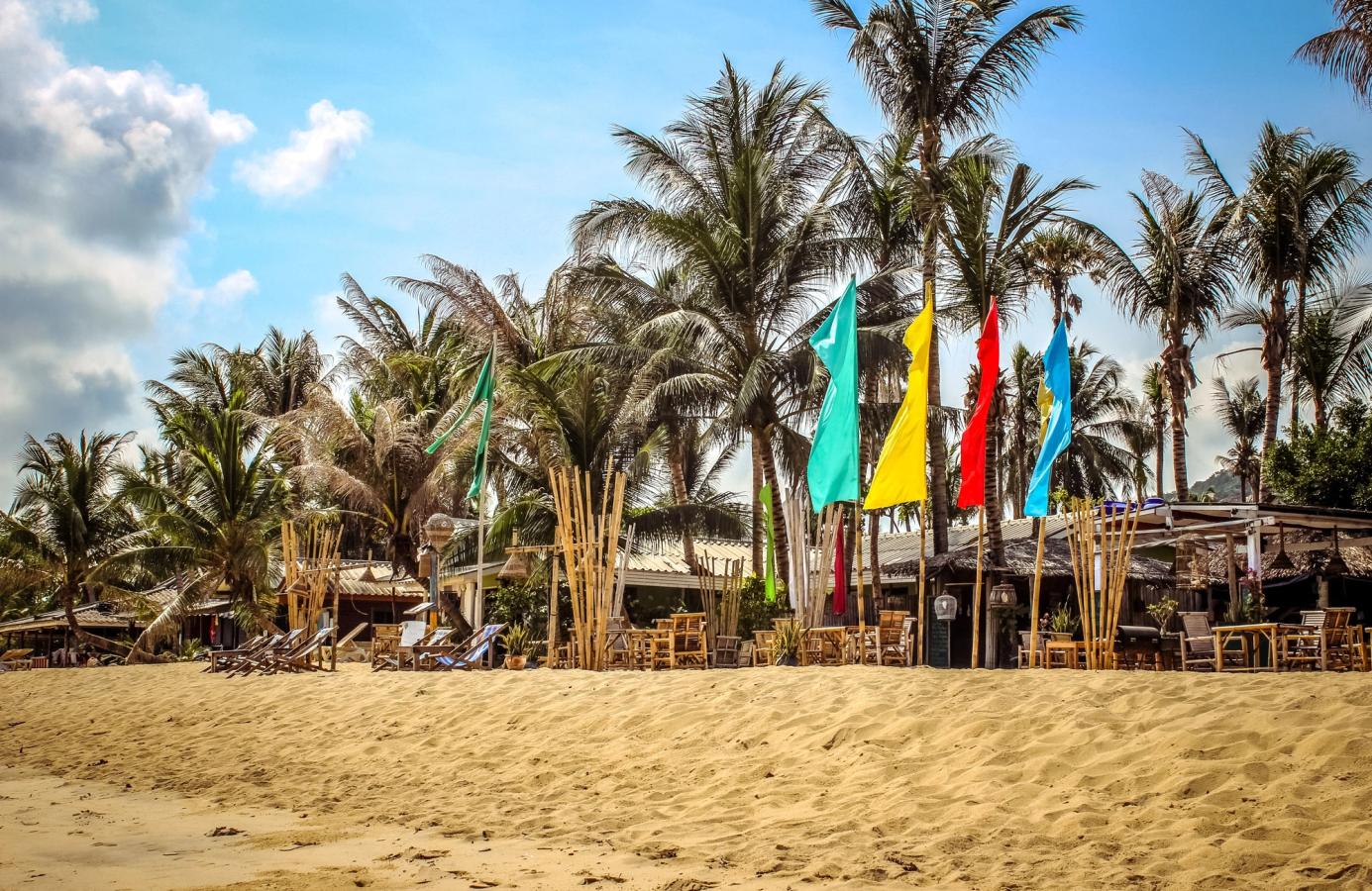 Gyldent sand, palmer og strandbar på Maenam Beach på Koh Samui