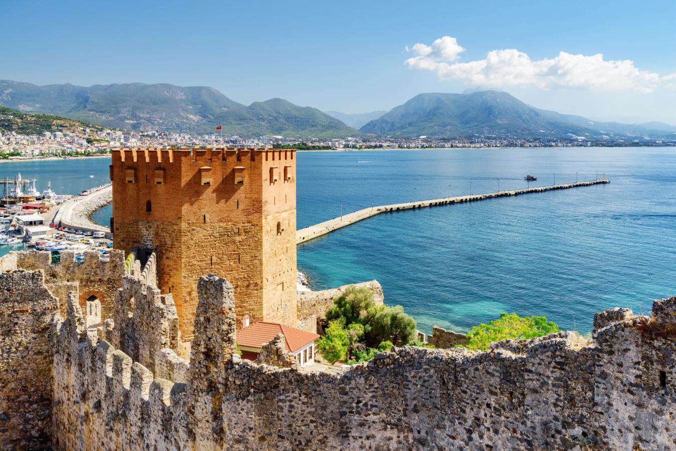 Middelalder slottet i Alanya med de gamle bymurene og en fantastisk utsikt over havet på Antalyakysten i Tyrkia