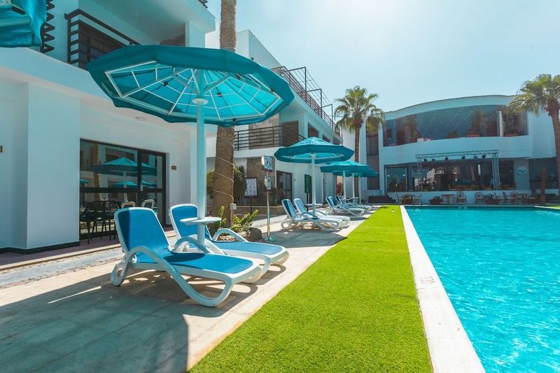 La Rosa Waves Resort - Image 6
