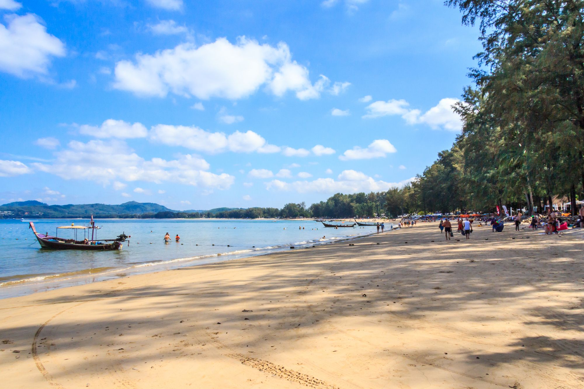 Langstrakt, nydelig sandstrand og azurblått hav i Bangtao på Phuket i Thailand