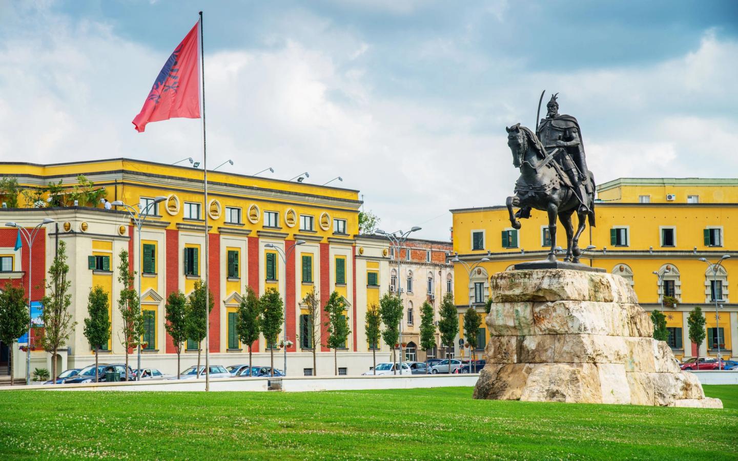 Skanderbeg statuen av Albanias nasjonalhelt Gjergj Kastrioti i Tirana