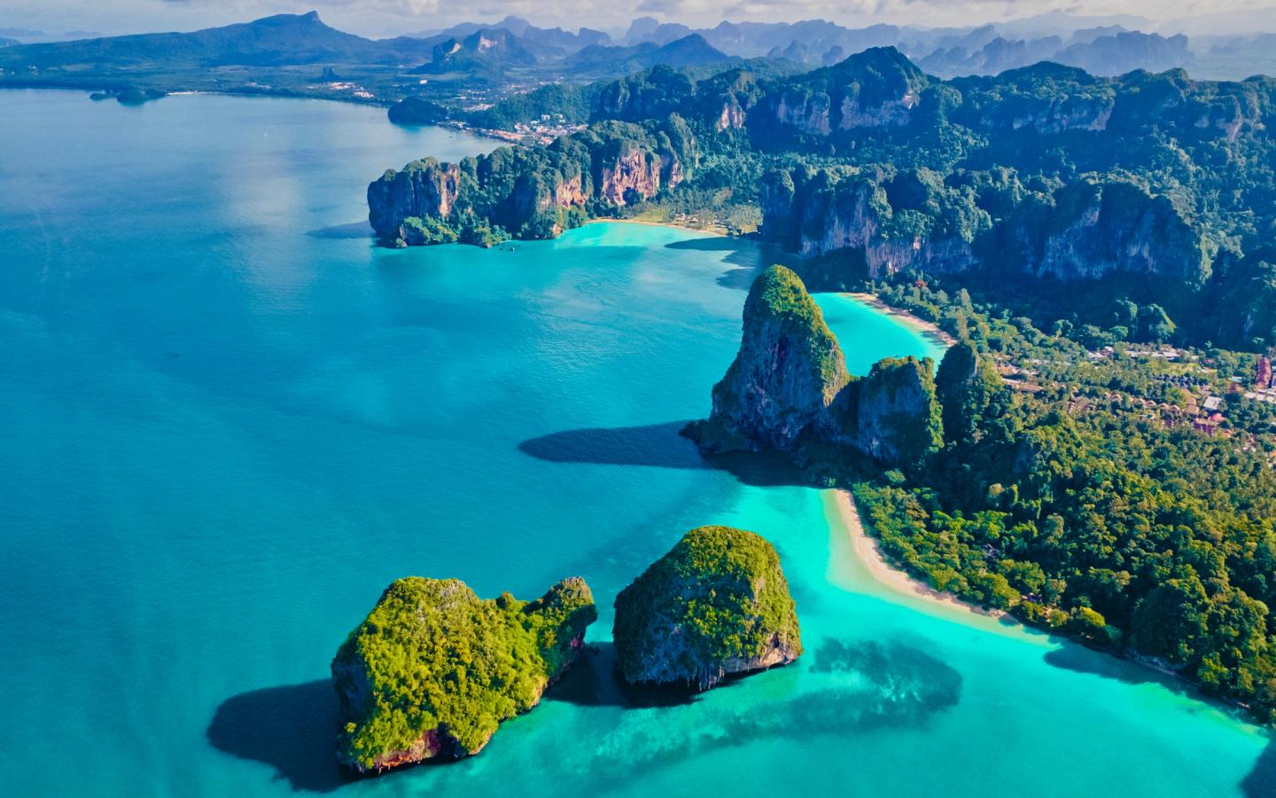 Dronebillede over Railay Beach i Krabi I Thailand. Et populært sted for klatrere.