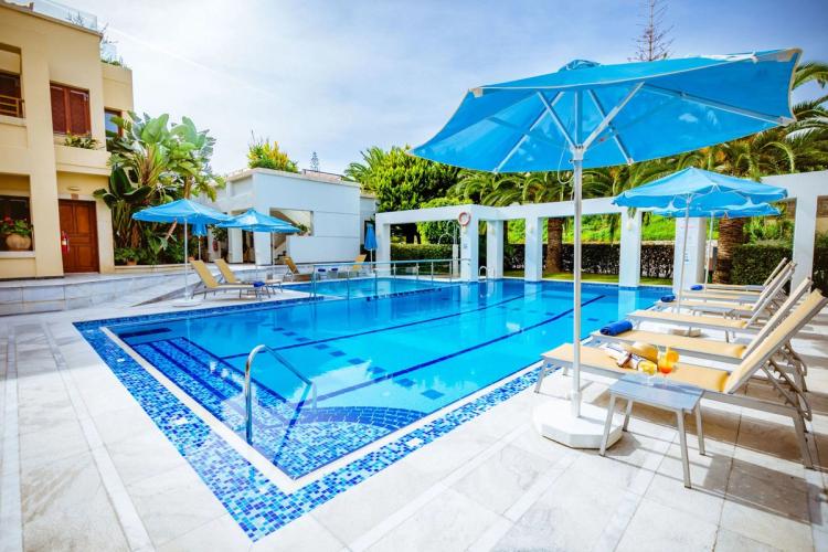 Hos Anais Collection Hotels & Suites på Kreta kan du nyte en deilig dukkert i bassenget.