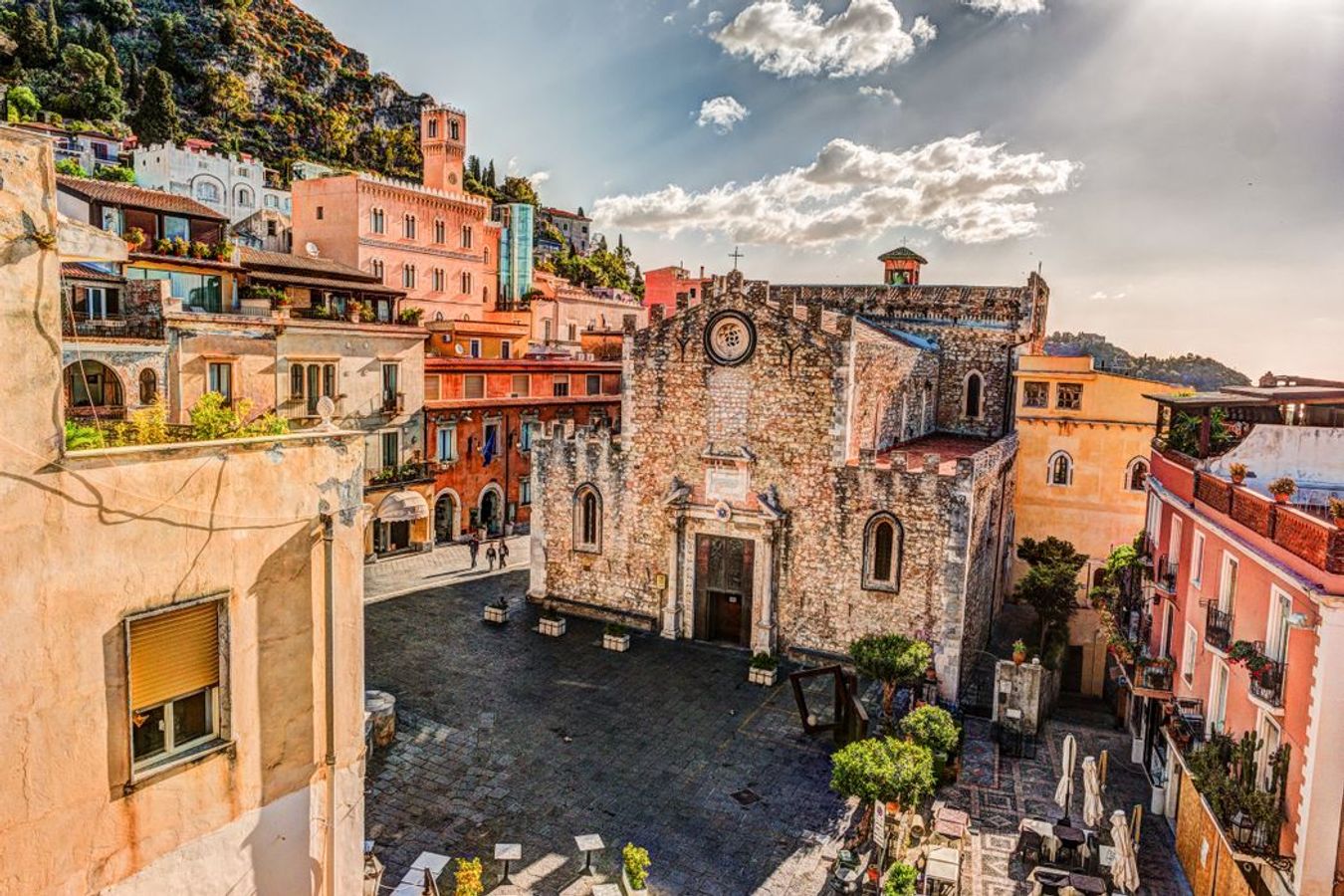 Utsikt over fargerike hus og katedralen i Taormina på Sicilia
