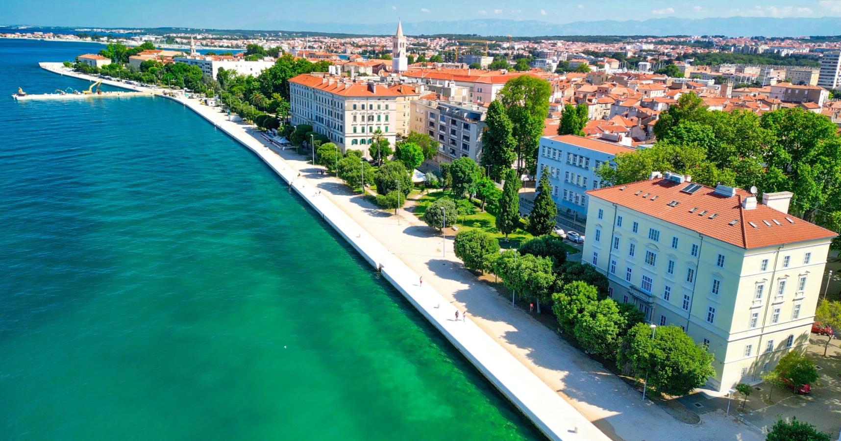 Utsikt over kystlinjen og byen Zadar i Dalmatia, Kroatia.