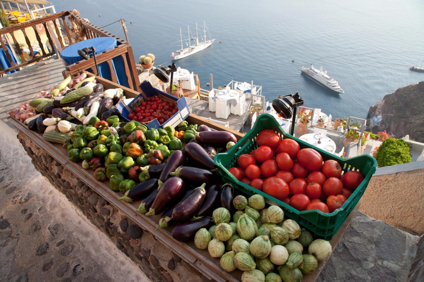 Fantastisk udsigt og gastronomiske madoplevelser med friske grøntsager på Santorini