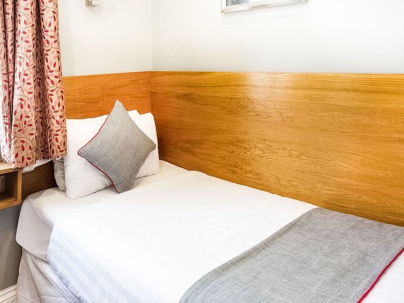 London Guest House - Image 10